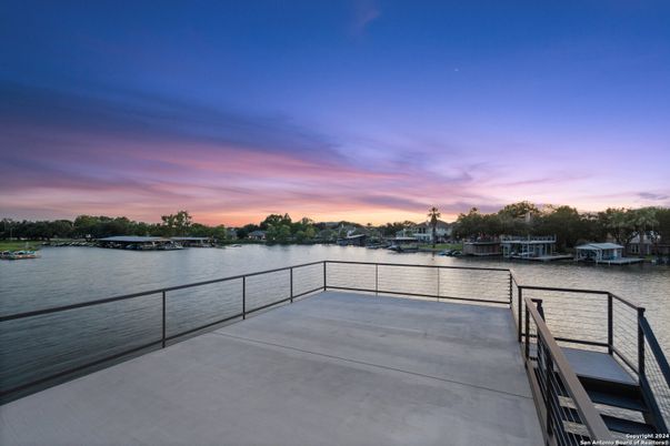 Exterior, Lake