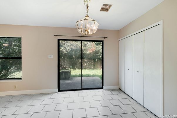 Empty room, Interior, Pendant Lights