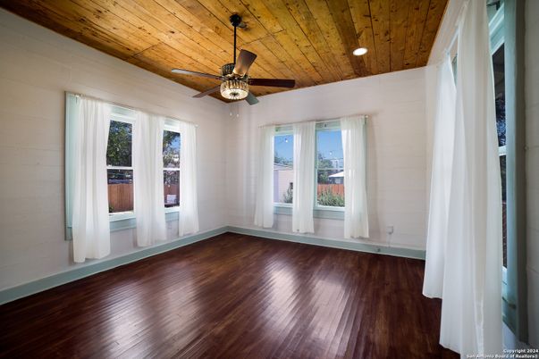 Empty room, Interior, Recessed Lighting, Wooden Ceilings, Wood Texture Flooring