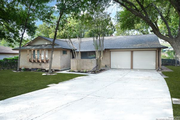 Attached, Exterior, Facade, Brick Facade, Ranch