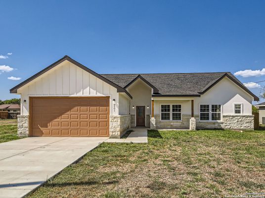 Attached, Exterior, Facade, Farmhouse