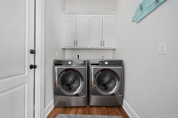 Interior, Washer, Wood Texture Flooring
