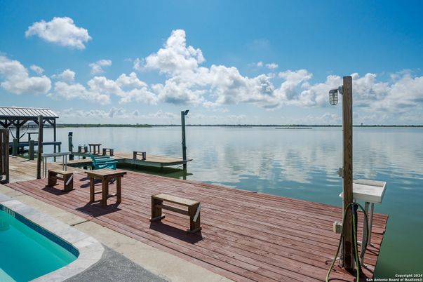 Exterior, Lake