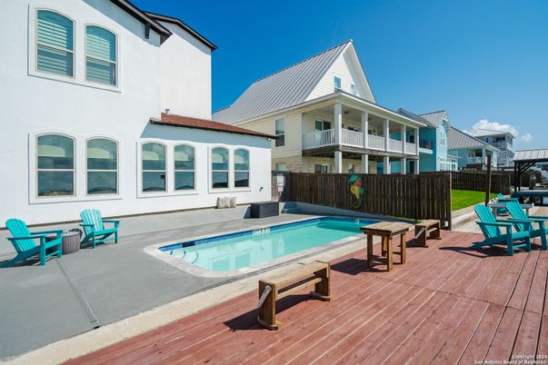 Exterior, Pool