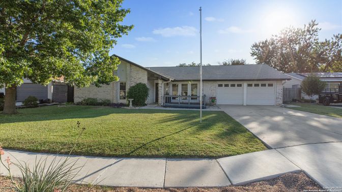 Attached, Exterior, Facade, Ranch