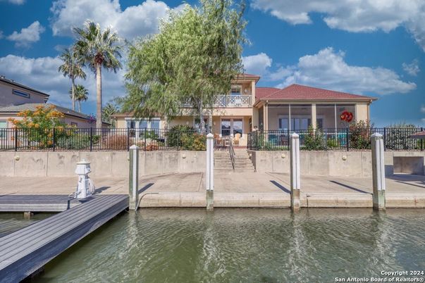 Exterior, Lake