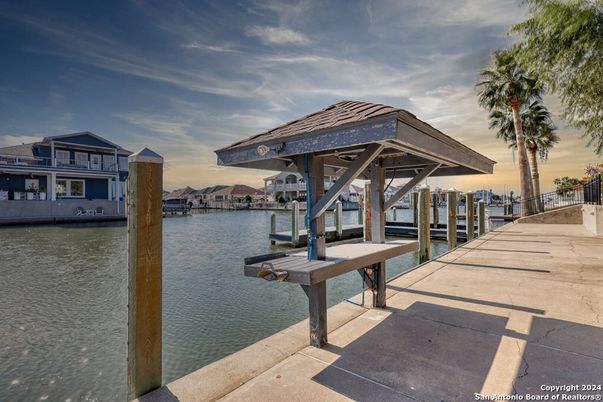 Exterior, Lake