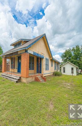 Backyard, Exterior, Facade, Brick Facade, Ranch