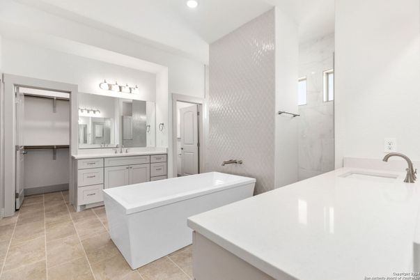 Bathroom, Dual Sink Vanities, Interior, Recessed Lighting