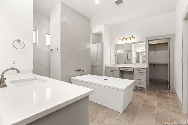 Bathroom, Dual Sink Vanities, Interior, Recessed Lighting