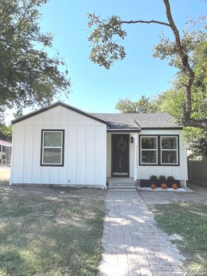 Backyard, Exterior, Facade, Ranch