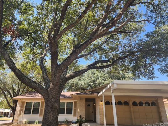 Attached, Exterior, Facade, Ranch