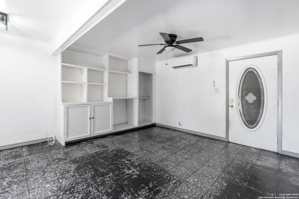 Empty room, Interior