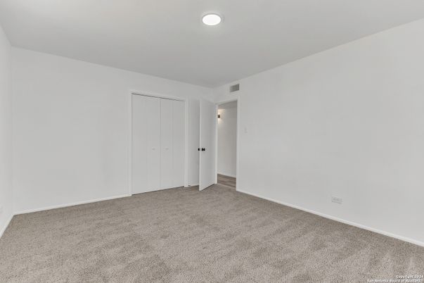 Empty room, Interior
