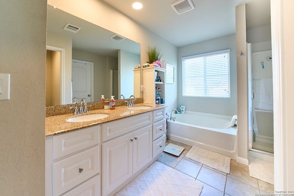 Bathroom, Dual Sink Vanities, Interior, Recessed Lighting