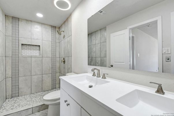 Bathroom, Dual Sink Vanities, Interior, Recessed Lighting