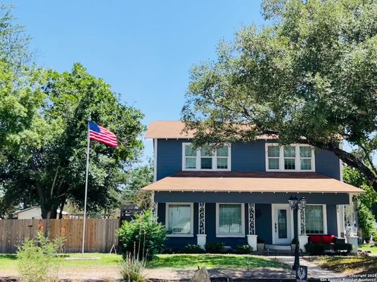 Exterior, Facade, American Foursquare
