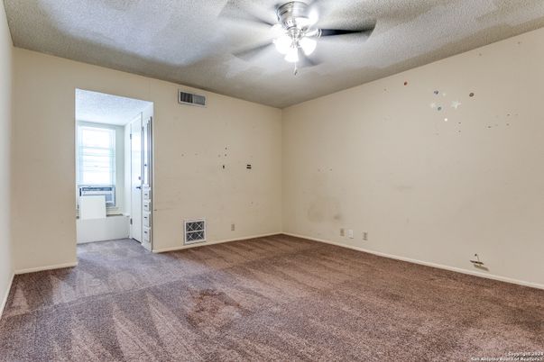 Empty room, Interior