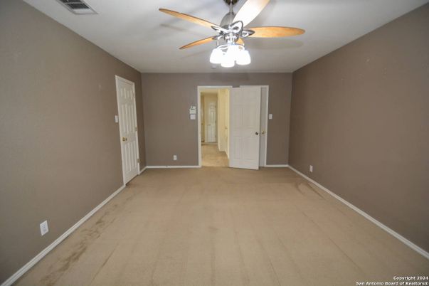 Empty room, Interior
