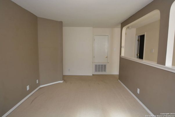 Empty room, Interior