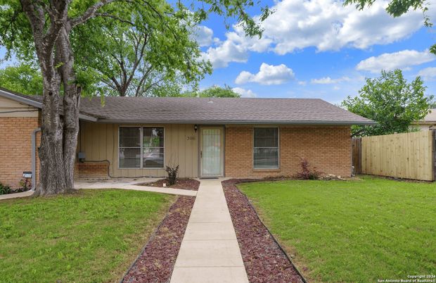 Exterior, Facade, Brick Facade, Ranch