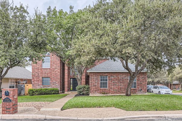 Exterior, Facade, Brick Facade, Ranch