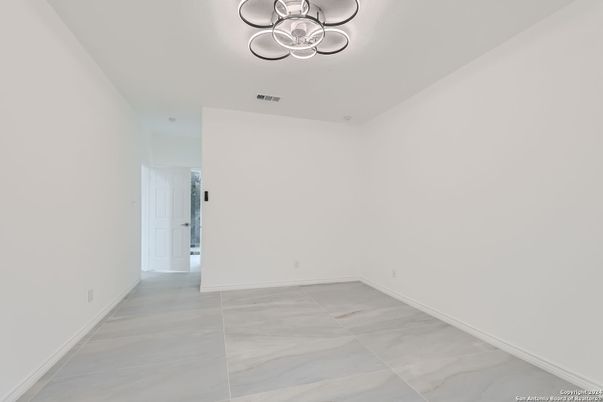 Empty room, Interior