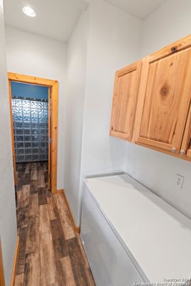 Interior, Recessed Lighting, Washer, Wood Texture Flooring