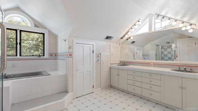 Bathroom, Dual Sink Vanities, Interior