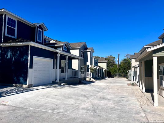Attached, Exterior, Facade, American Craftsman