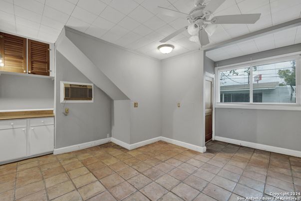 Empty room, Interior