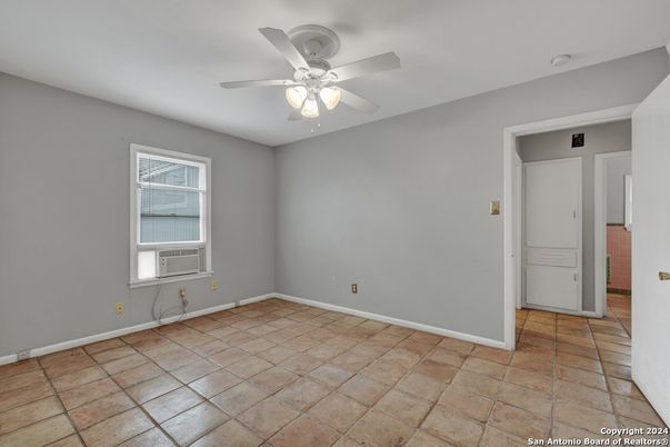 Empty room, Interior