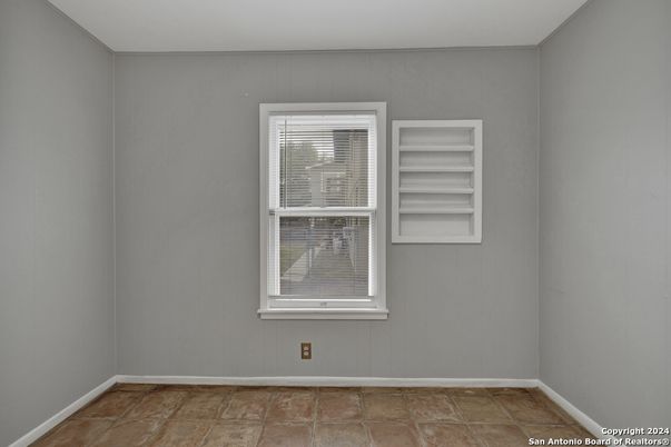 Empty room, Interior