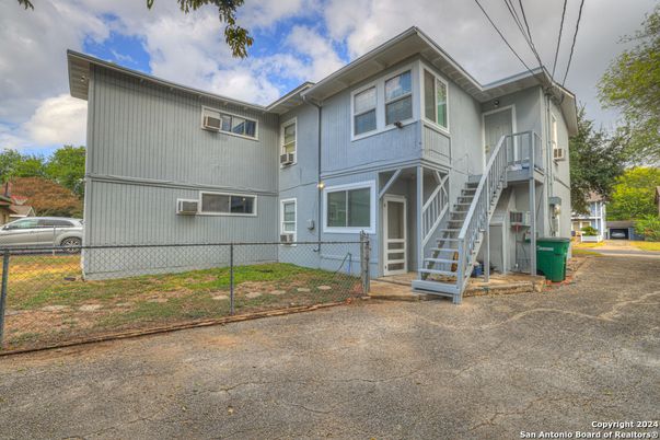 Exterior, Facade, Rowhouse