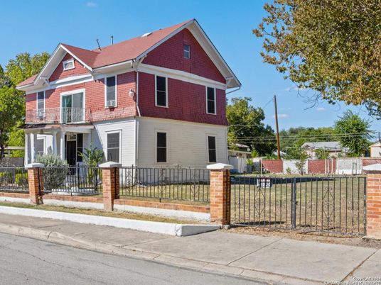 Exterior, Facade, Queen Anne Victorian