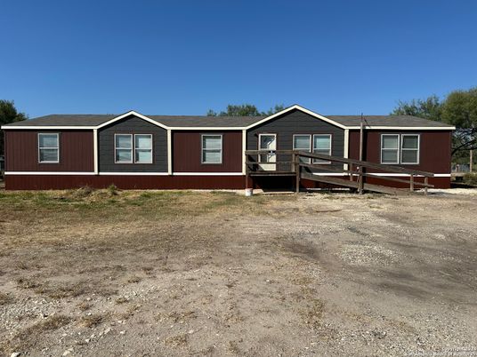 Exterior, Facade, Ranch