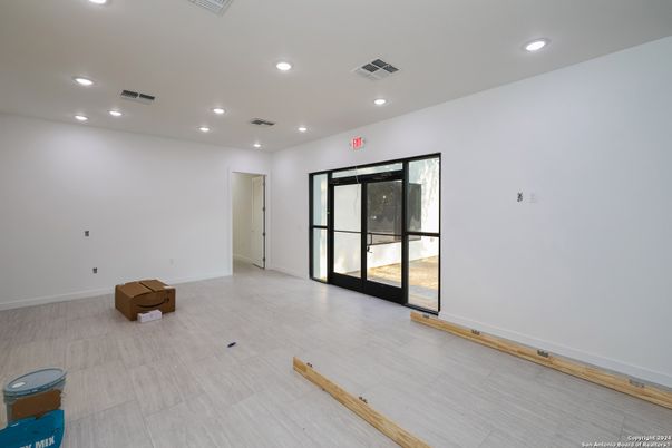 Empty room, Interior, Recessed Lighting