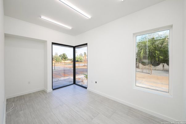 Empty room, Interior