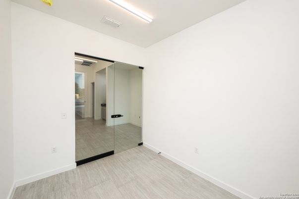 Empty room, Interior