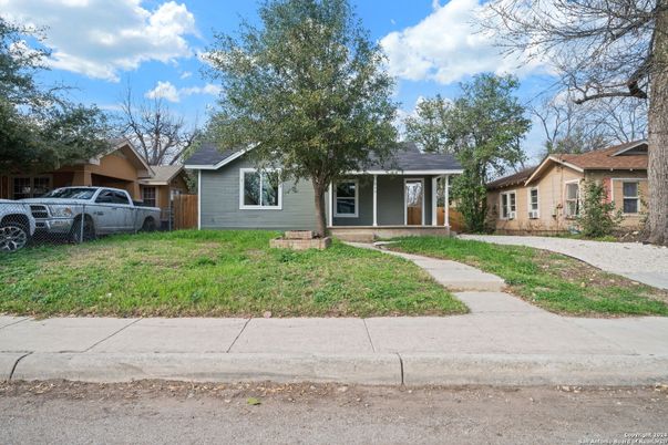 Exterior, Facade, Ranch
