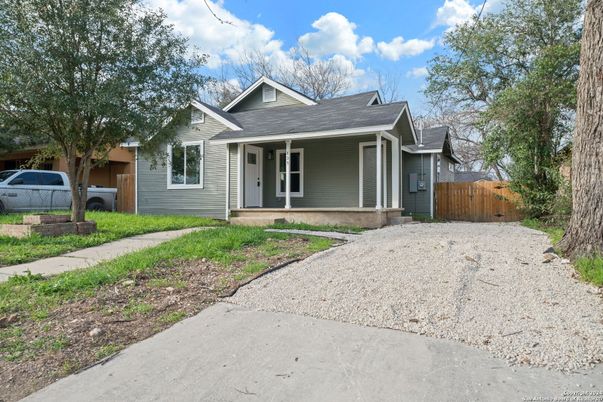 Exterior, Facade, Ranch