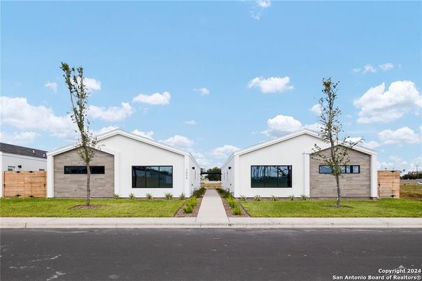 Attached, Exterior, Facade, Ranch