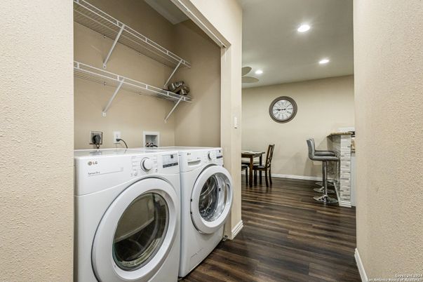 Interior, Recessed Lighting, Washer, Wood Texture Flooring