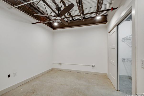 Empty room, Interior