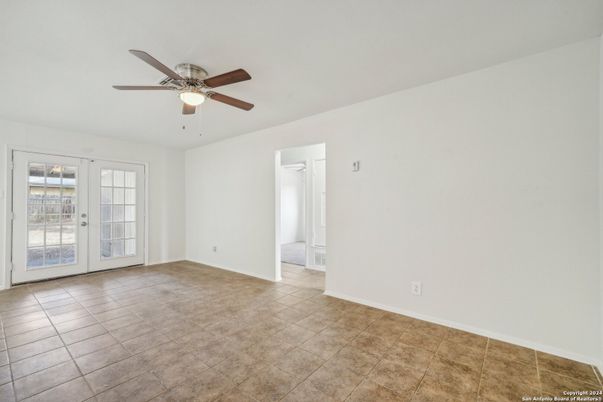 Empty room, Interior