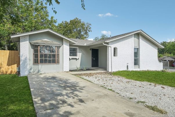 Exterior, Facade, Ranch
