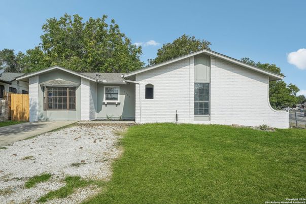 Backyard, Exterior, Facade, Ranch