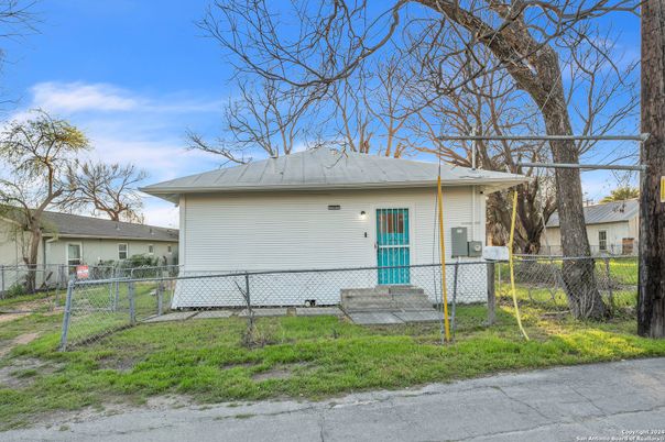 Backyard, Exterior, Facade, Split Level