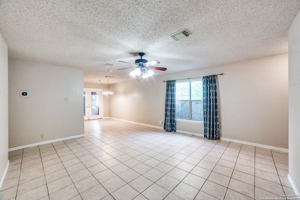 Empty room, Interior