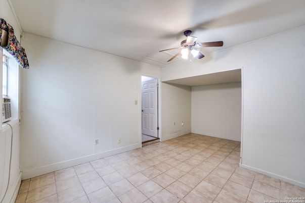 Empty room, Interior